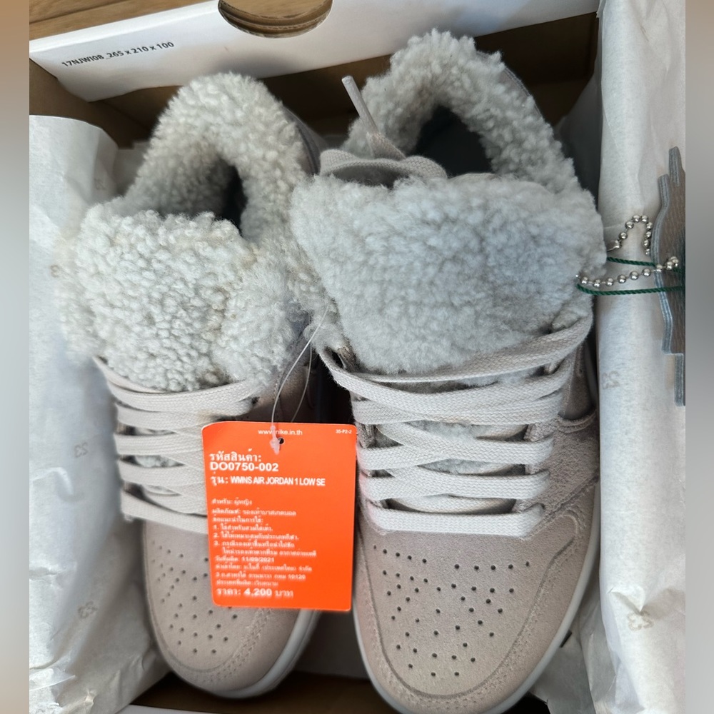 Women’s Air Jordan 1 Low SE (grey and white)